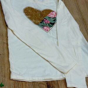 White shirt with a cute heart of flowers and gold.